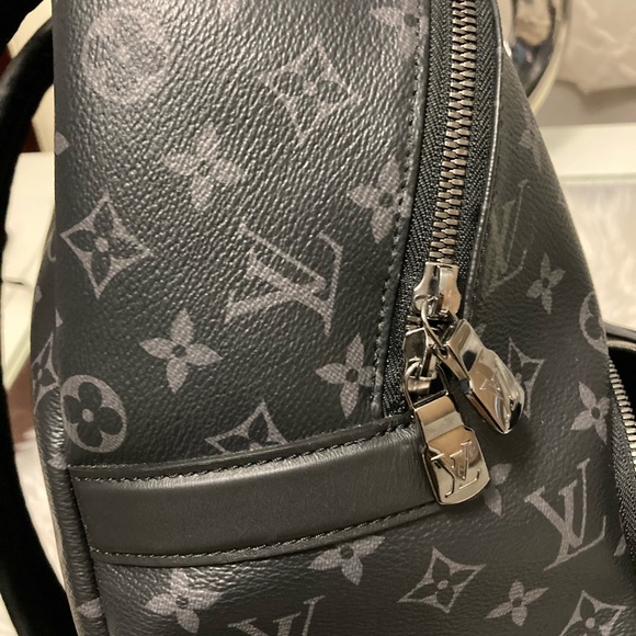 LOUIS VUITTON
Monogram Eclipse Discovery - Picture 16 of 16